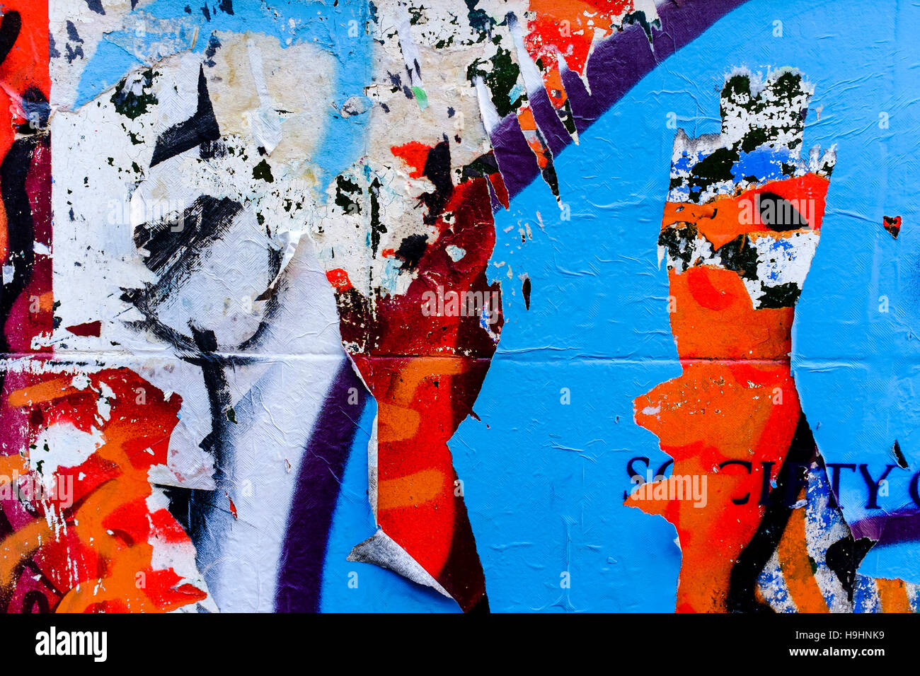 Urbano Décollage Collage. Resti di manifesti stracciati sul muro, Shoreditch, Londra. Regno Unito Foto Stock