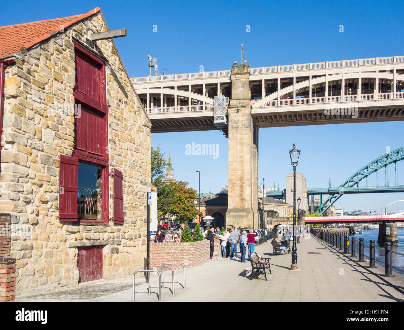 Le persone al di fuori Il Quayside pub (a J D WETHERSPOON pub) sulla banchina a Newcastle upon Tyne, Inghilterra Foto Stock