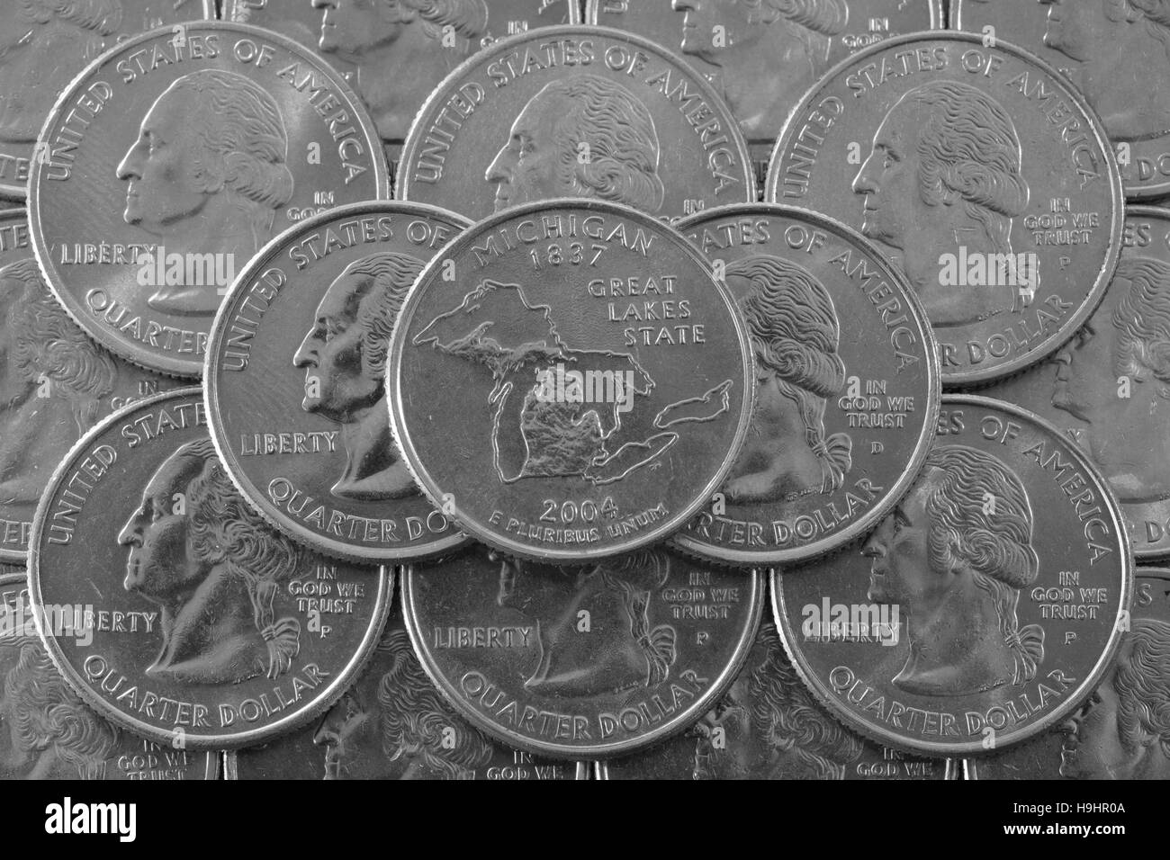 Monete di Stati Uniti d'America. Pila di noi trimestre monete con George Washington e sulla parte superiore di un quarto del Michigan. Foto Stock