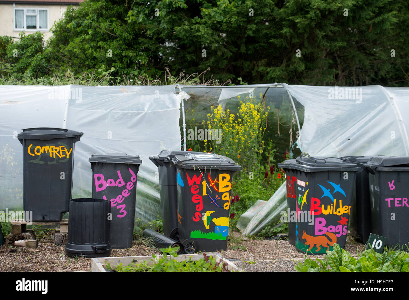 Cassonetti per il riciclaggio al Golden Hill comunità giardino a Bristol REGNO UNITO Foto Stock