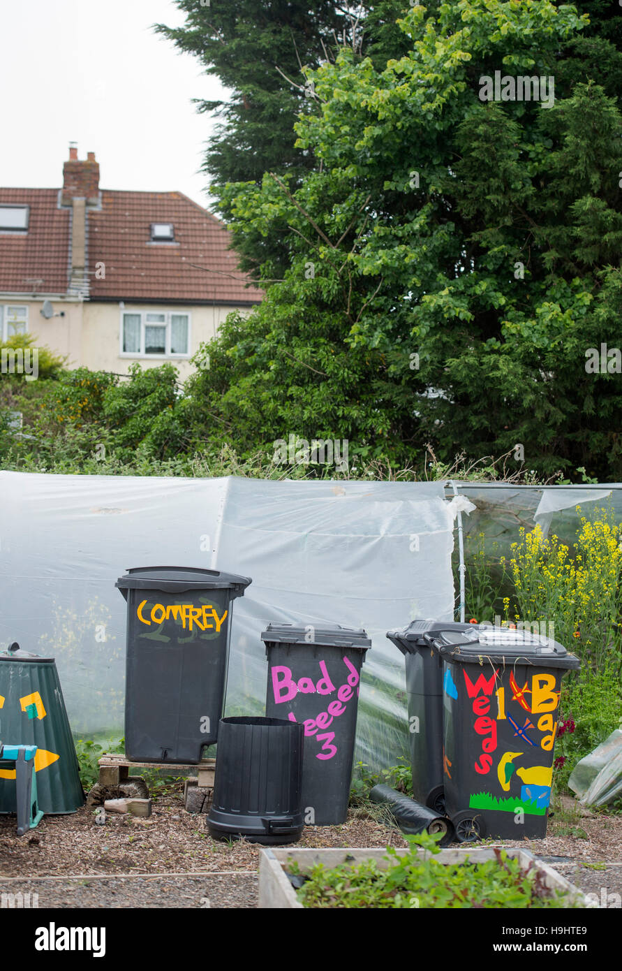 Cassonetti per il riciclaggio al Golden Hill comunità giardino a Bristol REGNO UNITO Foto Stock