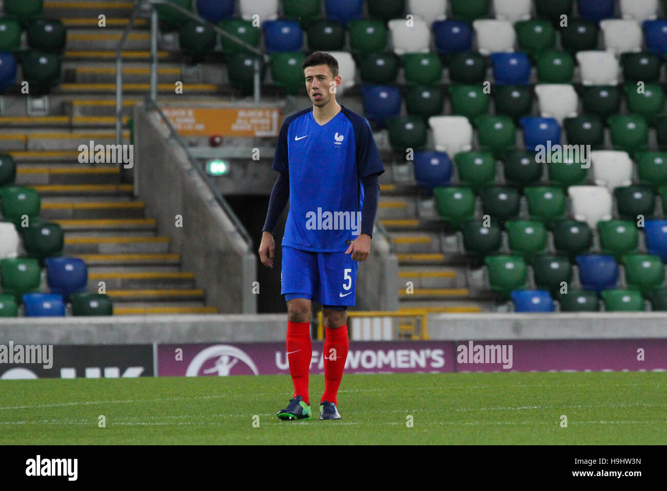 Stadio Nazionale al Windsor Park di Belfast. 11 ottobre 2016. Irlanda del Nord 0 Francia 3 (UEFA europeo U21 campionato - Gioco di Qualifica Gruppo C). Clément Lenglet (5-blu) in azione per la Francia. Foto Stock