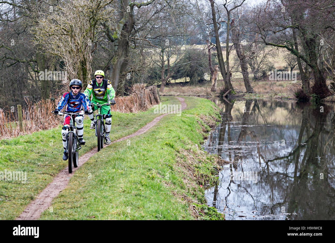 Uomo e ragazzo in bicicletta sul canal alzaia, Brecon e Abergavenny Canal, Wales, Regno Unito Foto Stock