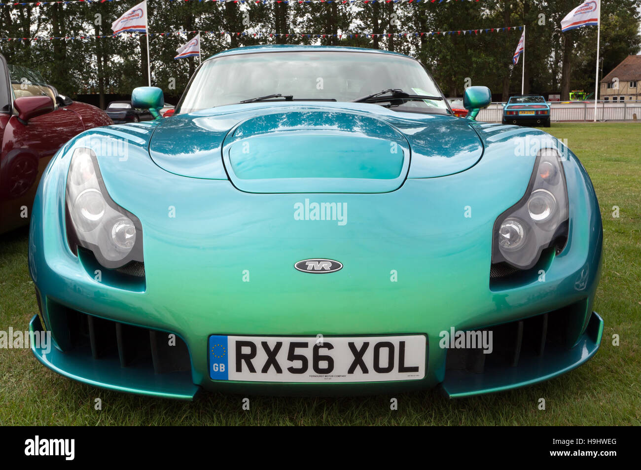 Vista frontale di un 2006, TVR Sagaris, sul display nel TVR auto Club Zona del 2016 Silverstone Classic Foto Stock