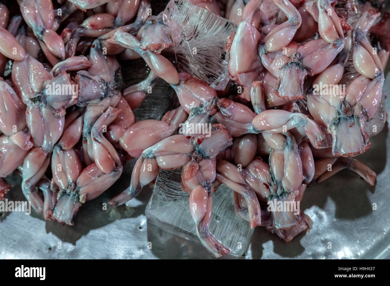 Spellate le rane per la vendita su un mercato del pesce di Vinh Long; Delta del Mekong, Vietnam; Foto Stock