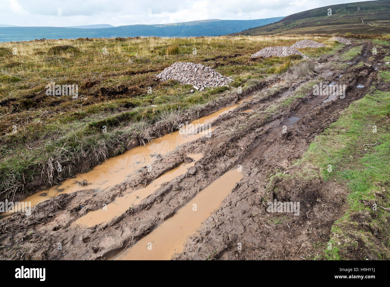 Danneggiamento del veicolo al sentiero pubblico su Bal-Mawr moor, Grwyne Fawr, Galles del Sud Foto Stock
