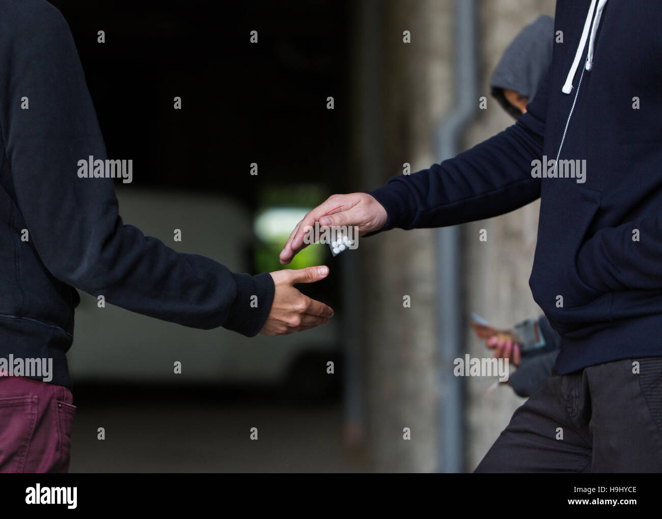 Close up addict acquisto di dose dal concessionario di farmaco Foto Stock