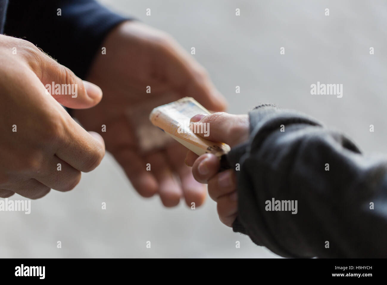 Close up addict acquisto di dose dal concessionario di farmaco Foto Stock