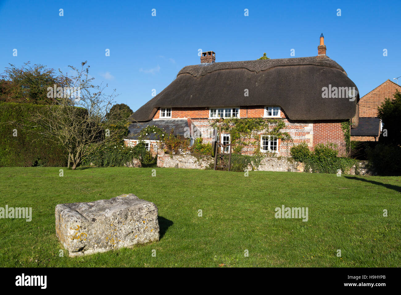 Casa con base del XV secolo il villaggio sulla croce verde, Martin, Hampshire, Regno Unito Foto Stock