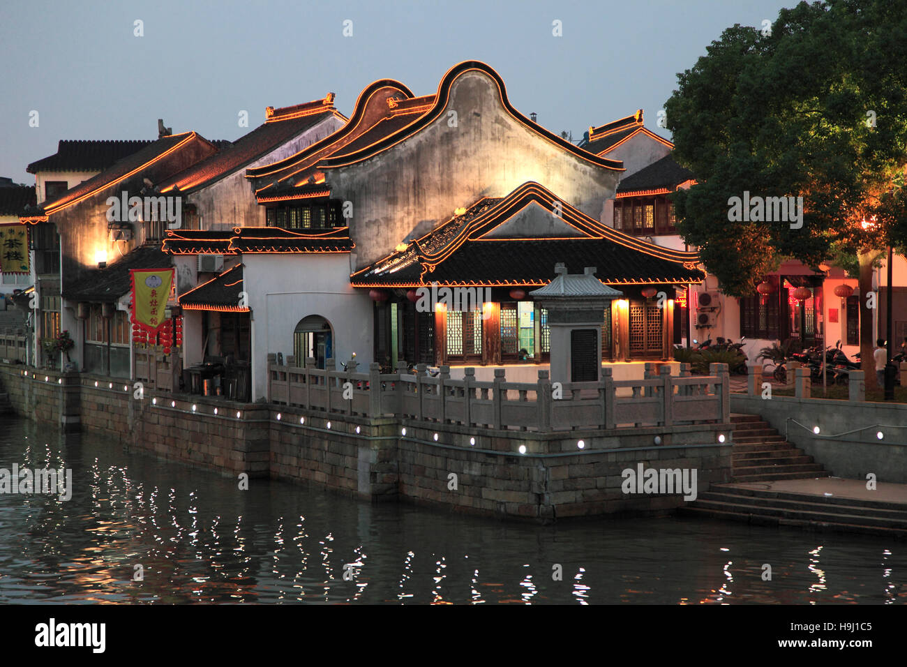 Cina, Jiangsu, Suzhou, Shantang Città Vecchia, canal scena, vecchie case, Foto Stock