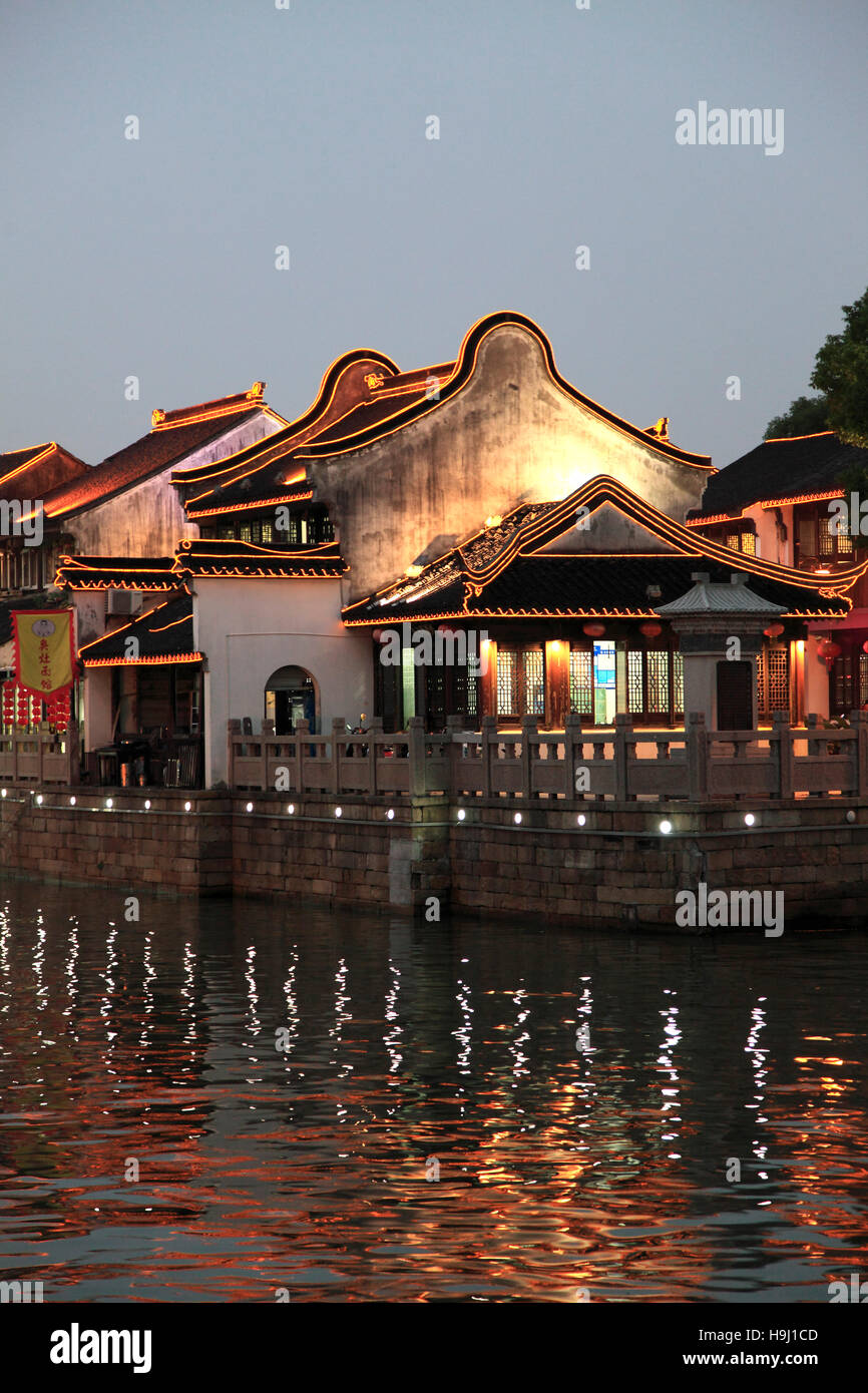 Cina, Jiangsu, Suzhou, Shantang Città Vecchia, canal scena, vecchie case, Foto Stock