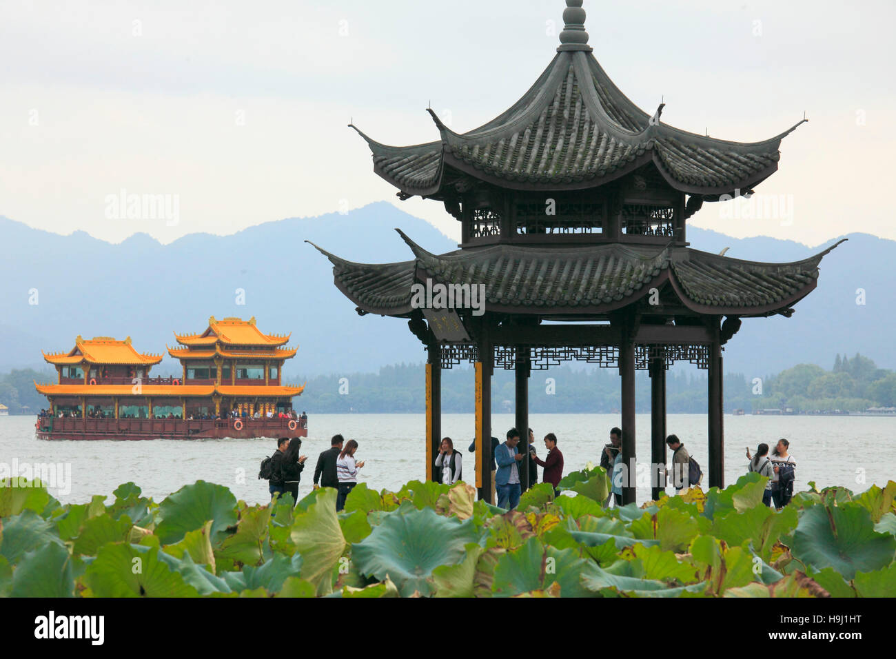 Cina, Zhejiang, Hangzhou, West Lake, Jixian Pavilion, sightseeing ship, persone Foto Stock