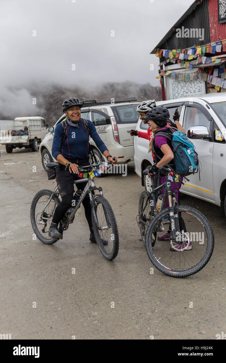 Due femmina ciclisti sono le congratulazioni per il ciclismo a sommità di Khardungla Pass Foto Stock