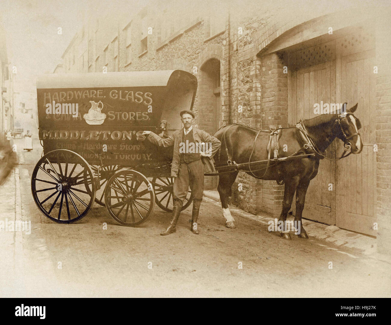 Archivio Storico di immagine di uomo a cavallo e carro pubblicità Hardware, vetro e negozi in Cina dettagliante di Torquay, Devon. c1900 Foto Stock