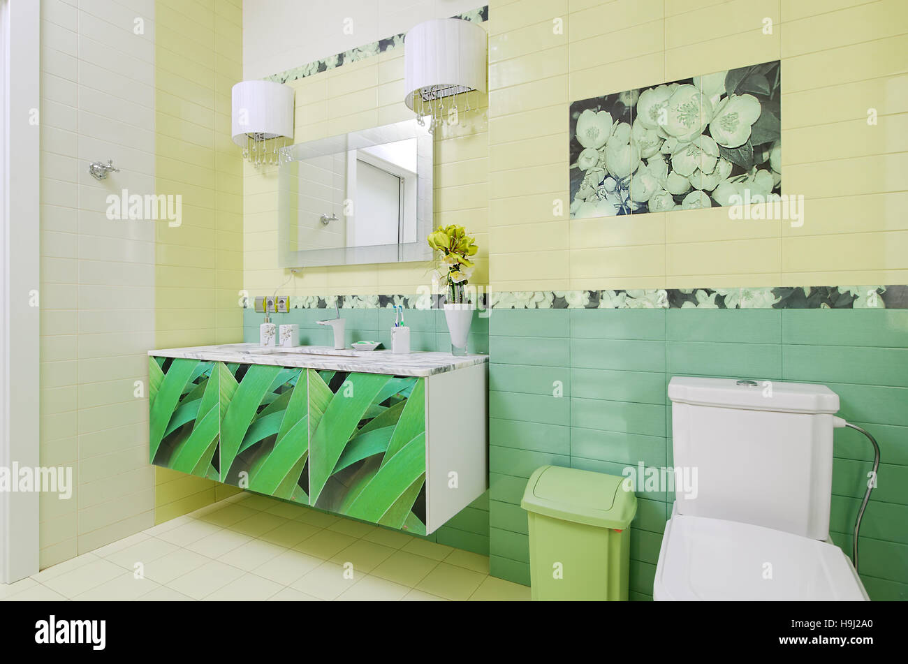 Bagno design con bella stampa erba sul mobiletto del bagno e wc Foto Stock