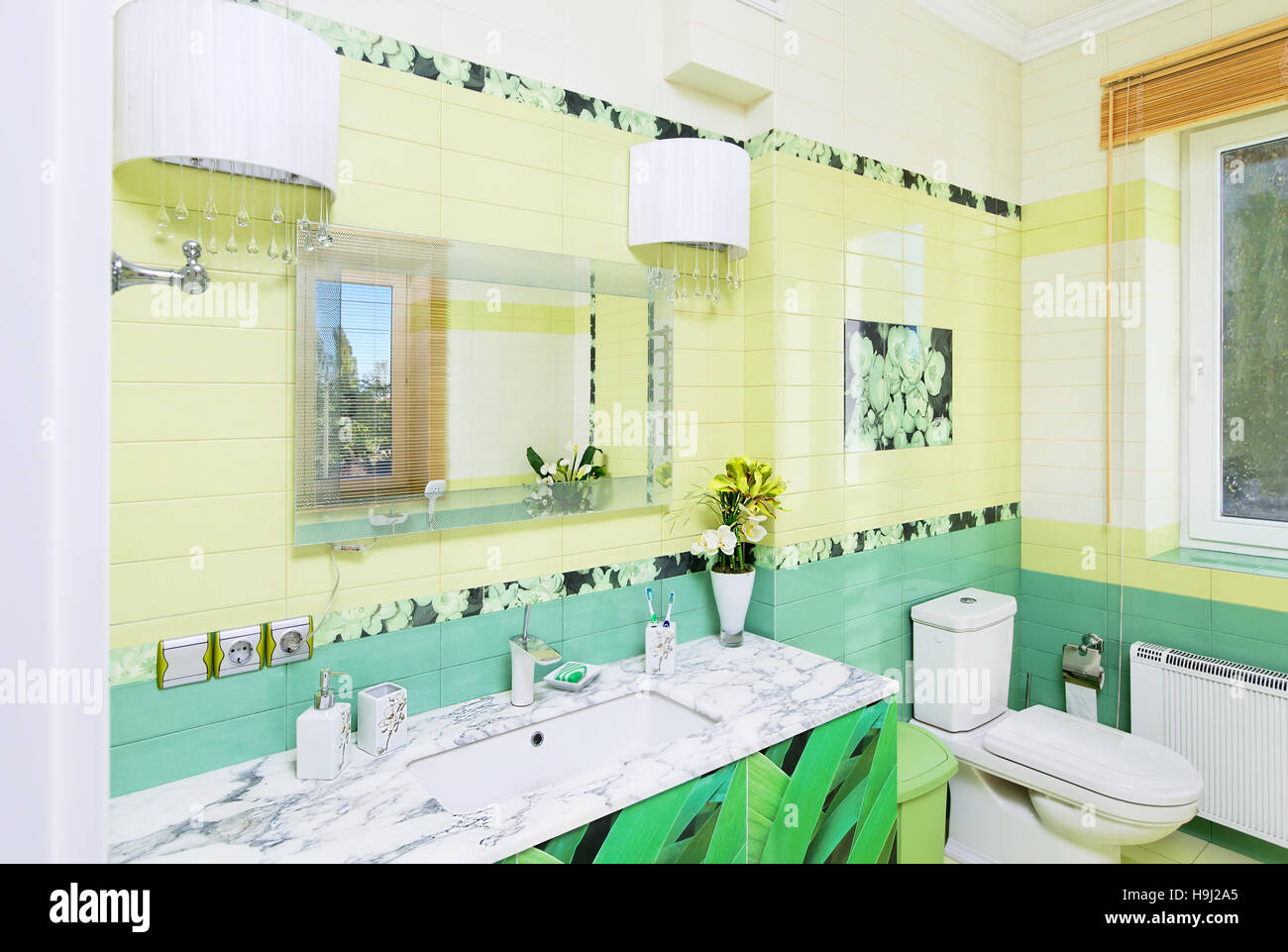 Bagno design con bellissimo prato verde stampa su Armadio bagno Foto Stock