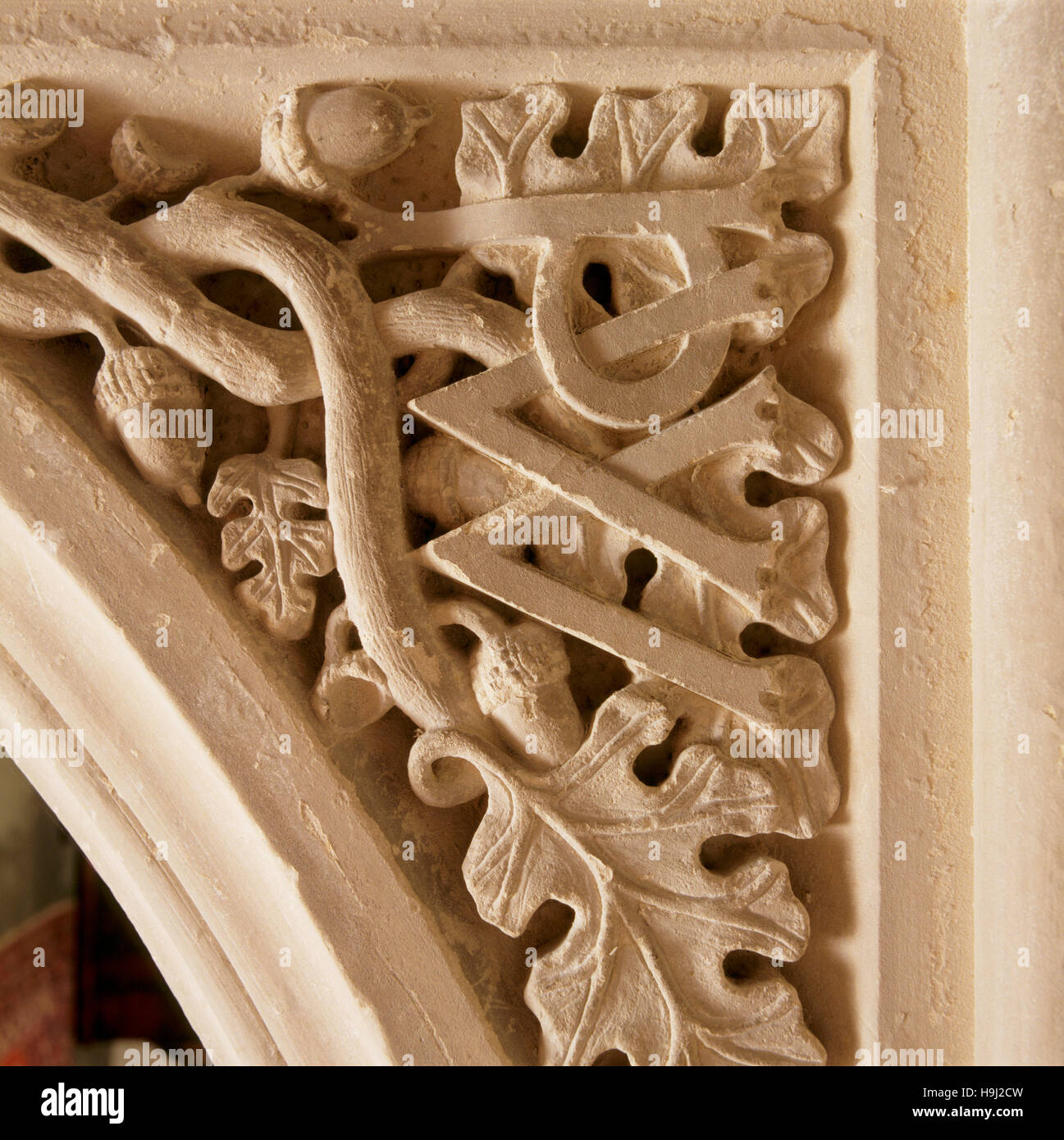 La sigla PWR nel vano della porta del portico sud commemorare William Reche, che era prima di Anglesey Abbey nel 1515. Foto Stock