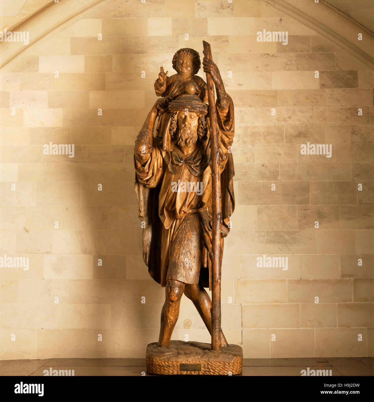 La sala da pranzo, vista ravvicinata del xv secolo limewood statua di San Cristoforo che porta il neonato Cristo attribuita a George Syrlin il sambuco Foto Stock
