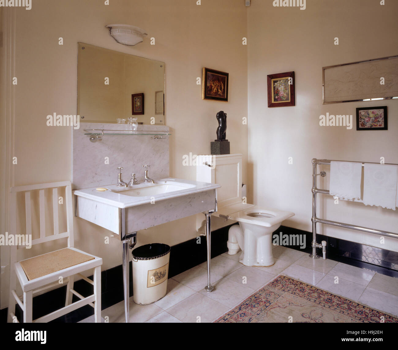 Il bagno della nave che mostra il bacino, portasciugamani, specchio e WC, a Anglesey Abbey. Foto Stock