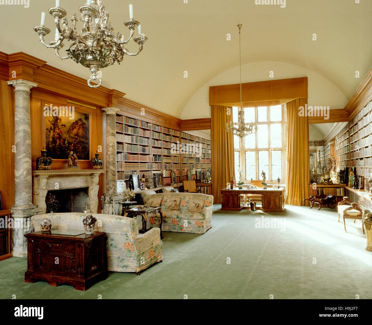 La libreria a bifora con elmwood scaffali contenente circa 9000 libri. Il George II lampadari sono di Behrens. Foto Stock