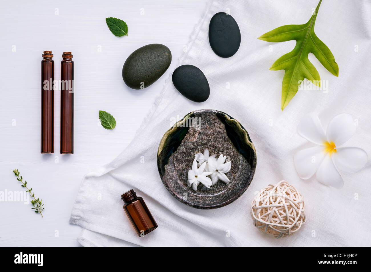 Medicina alternativa aromaterapia e bottiglia di olio essenziale wi Foto Stock