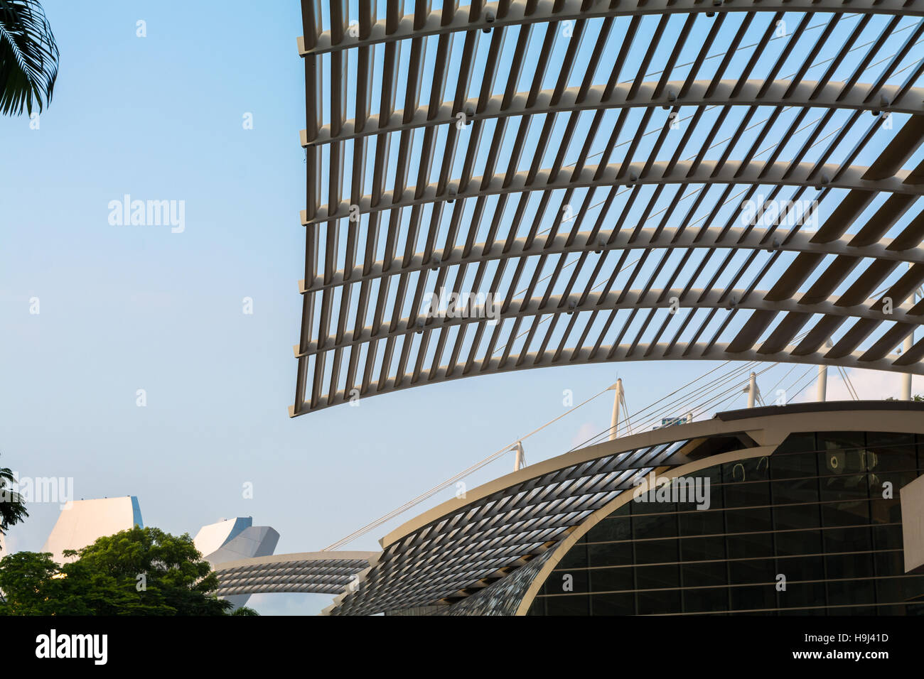 Basso angolo vista del centro commerciale moderno Soffitto metallico contro Sky Foto Stock