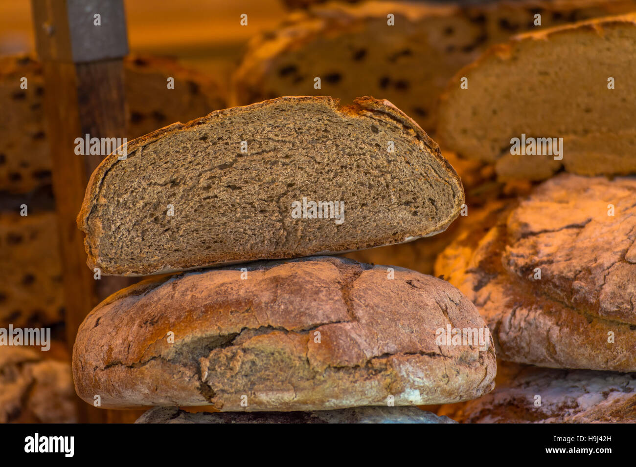 Close-Up di fresco il pane di mais in negozio Foto Stock