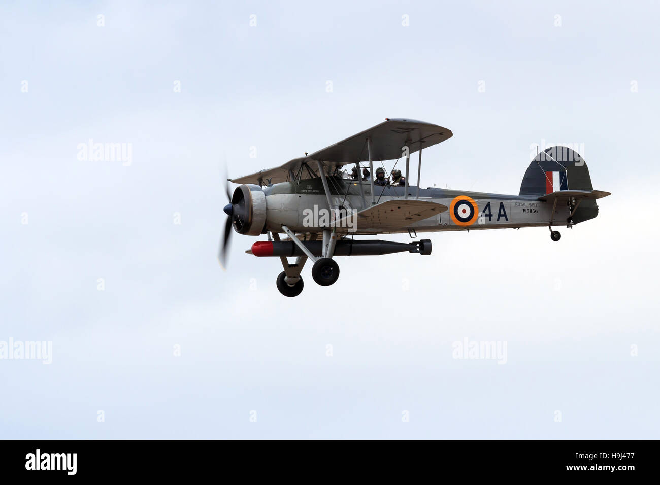 Royal Navy Fairey Swordfish biplano con equipaggio aria sventolare su flypast all'Airshow di Foto Stock