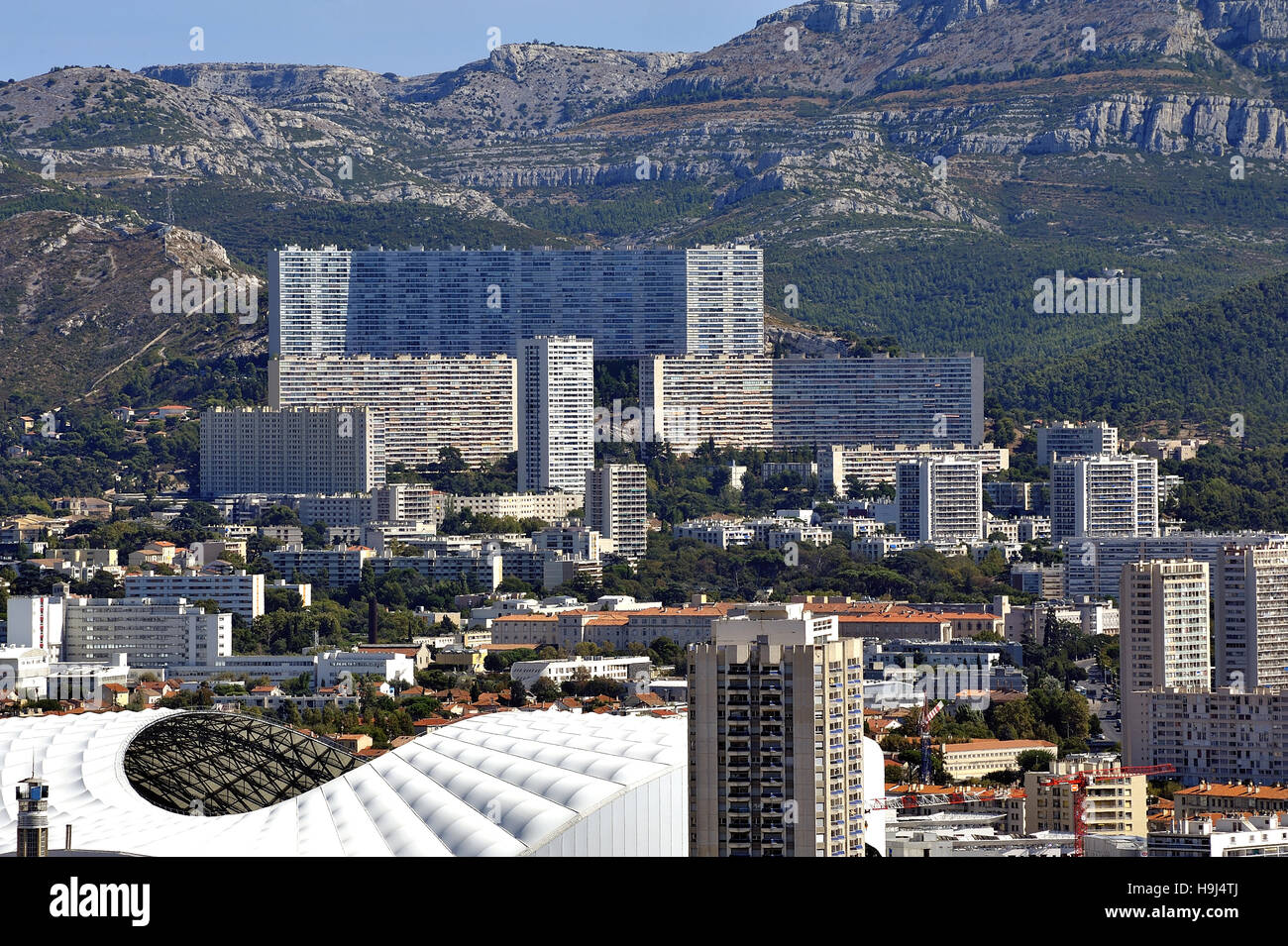 Vista aerea di Marsiglia per i distretti settentrionali con il Cycling Stadium e citato le Castellane sfondo Foto Stock