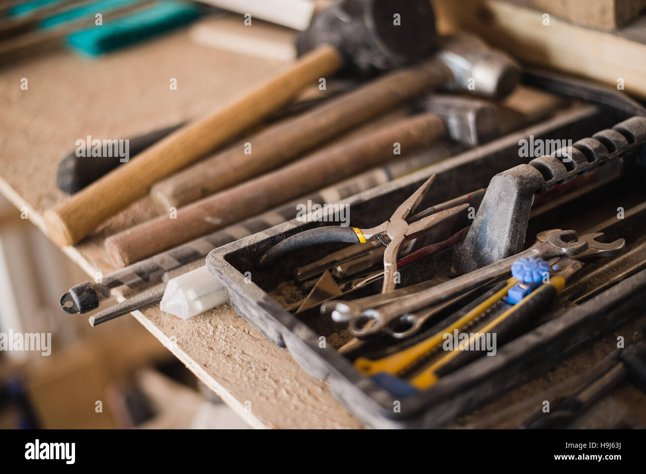 Still Life tool box con chiodi raspa e vecchi utensili Foto Stock
