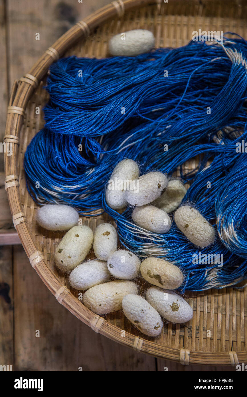 Yuki tsumugi è un alto grado di seta in stile folk art style tramite tecniche tramandate fin dal periodo Nara nel VIII secolo. Foto Stock