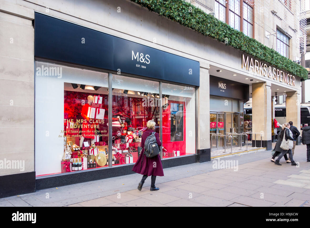 M&S Natale Windows su Oxford Street, London, Regno Unito Foto Stock