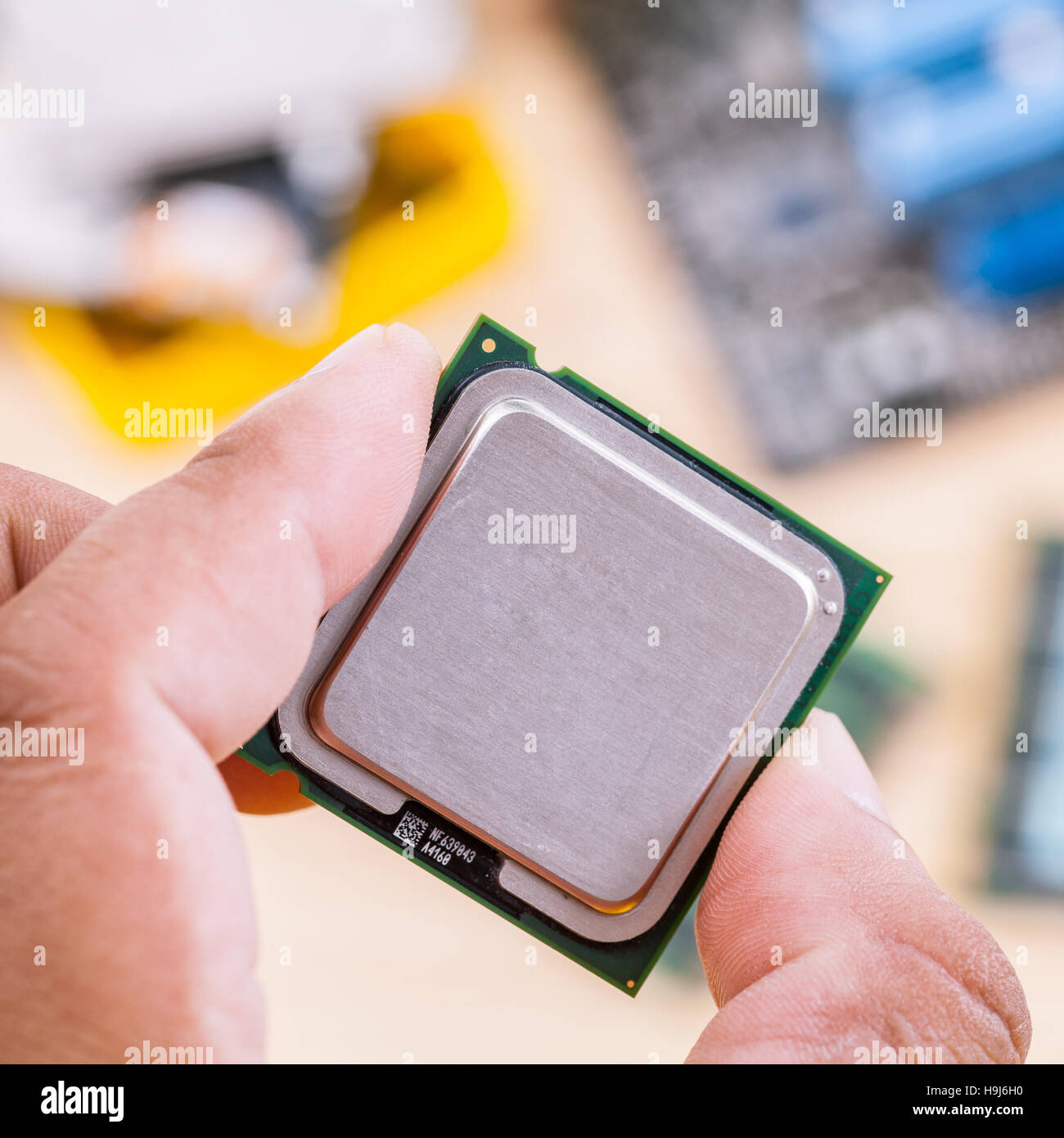 Supporto tecnico di parte di aggiornamento e fissaggio di laptop. Foto Stock