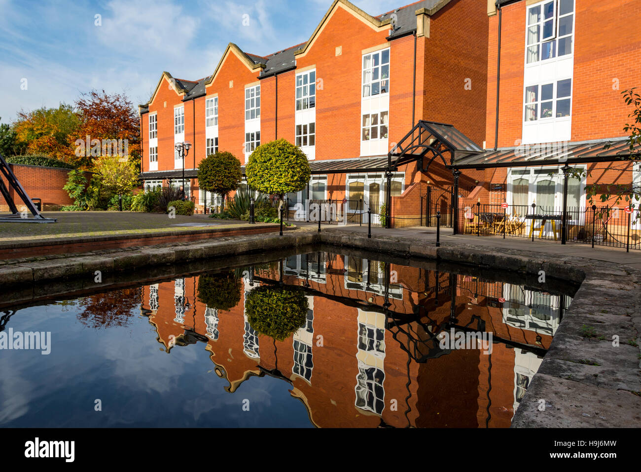 Canal alloggiamento laterale presso il villaggio di Piccadilly sviluppo, vicino al centro della città di Manchester, Inghilterra, Regno Unito Foto Stock