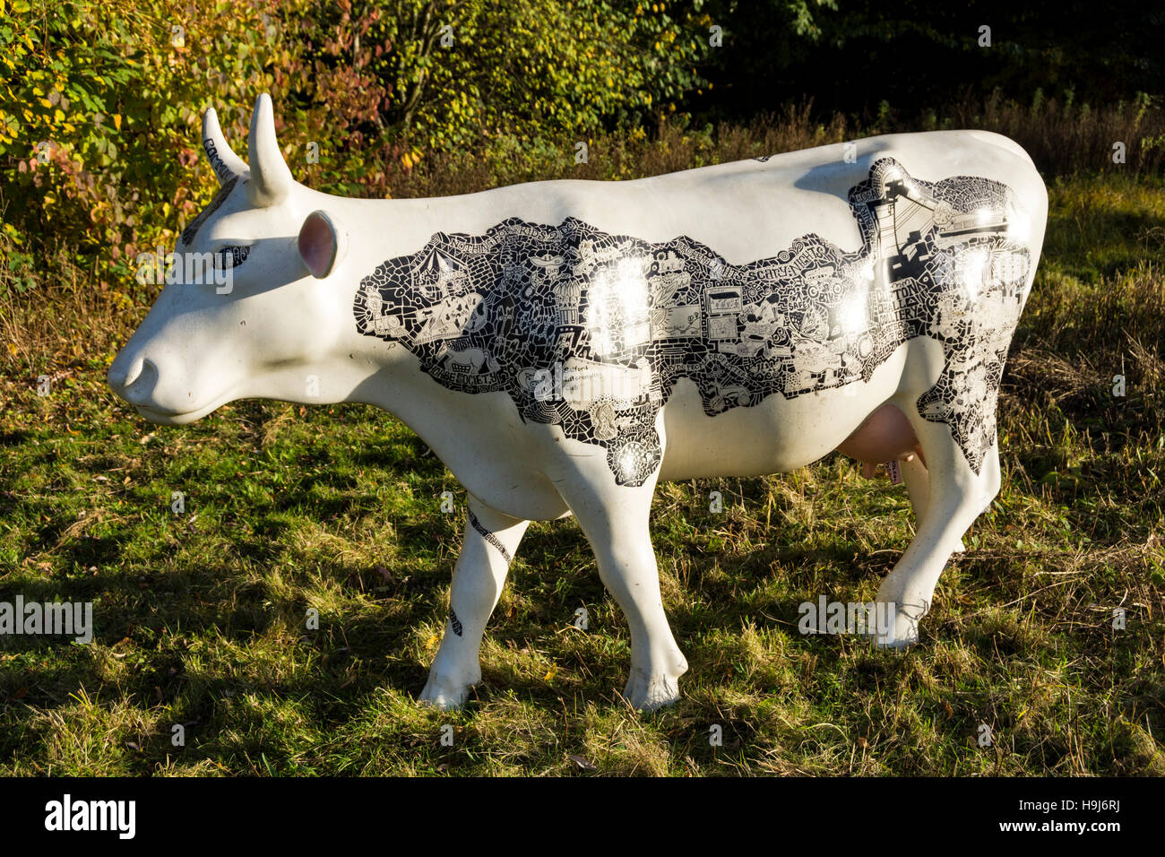 Decorate vacca scolpito dal 2004 Manchester Cow Parade, all ecologia Trafford Park, Trafford Park, Manchester, Inghilterra, Regno Unito Foto Stock