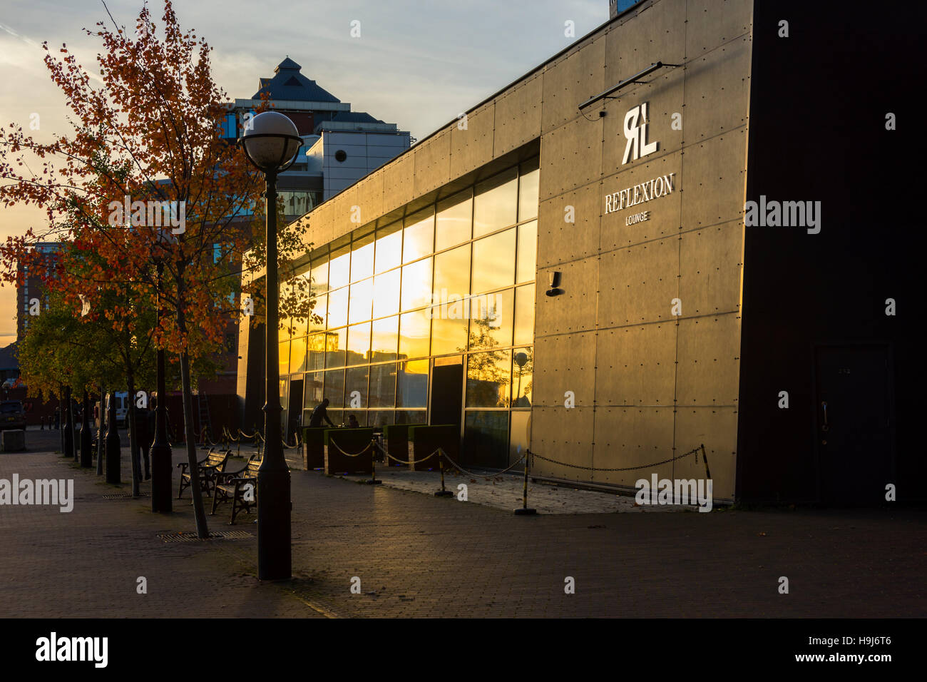 Tramonto riflesso nelle finestre del 'Reflexion' lounge bar, Erie Basin, Salford Quays, Manchester, Inghilterra, Regno Unito Foto Stock