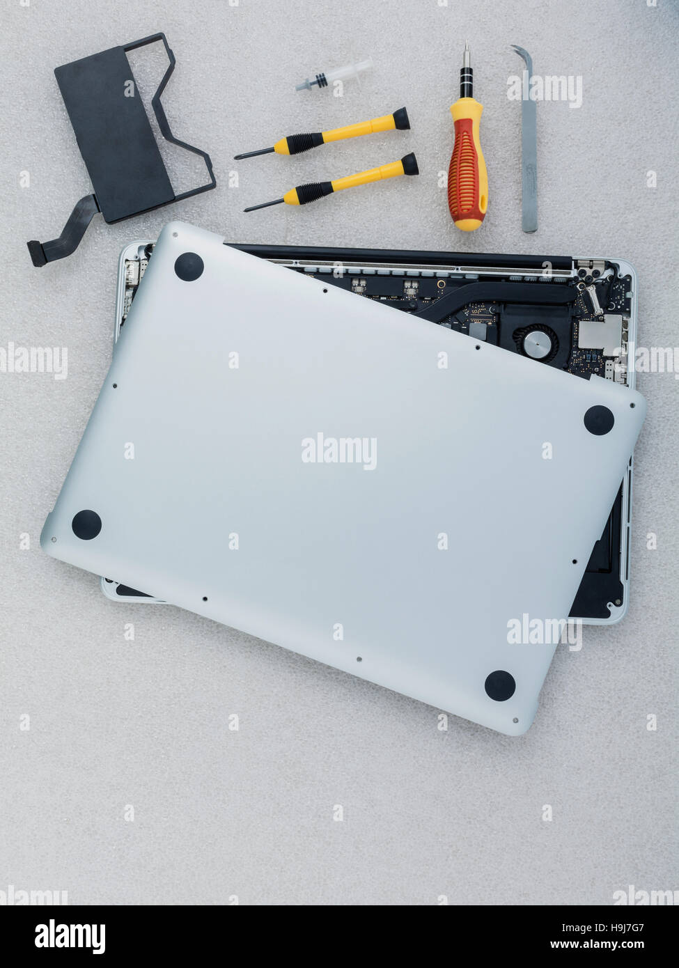 Supporto tecnico di parte di aggiornamento e fissaggio di laptop. Foto Stock