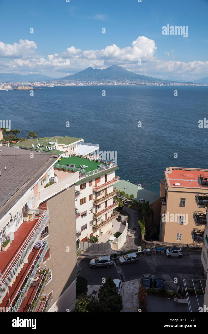 Vista verticale sulla Baia di Napoli e sul Vesuvio con colorati edificio di fronte, Napoli, Italia meridionale, Europa Foto Stock