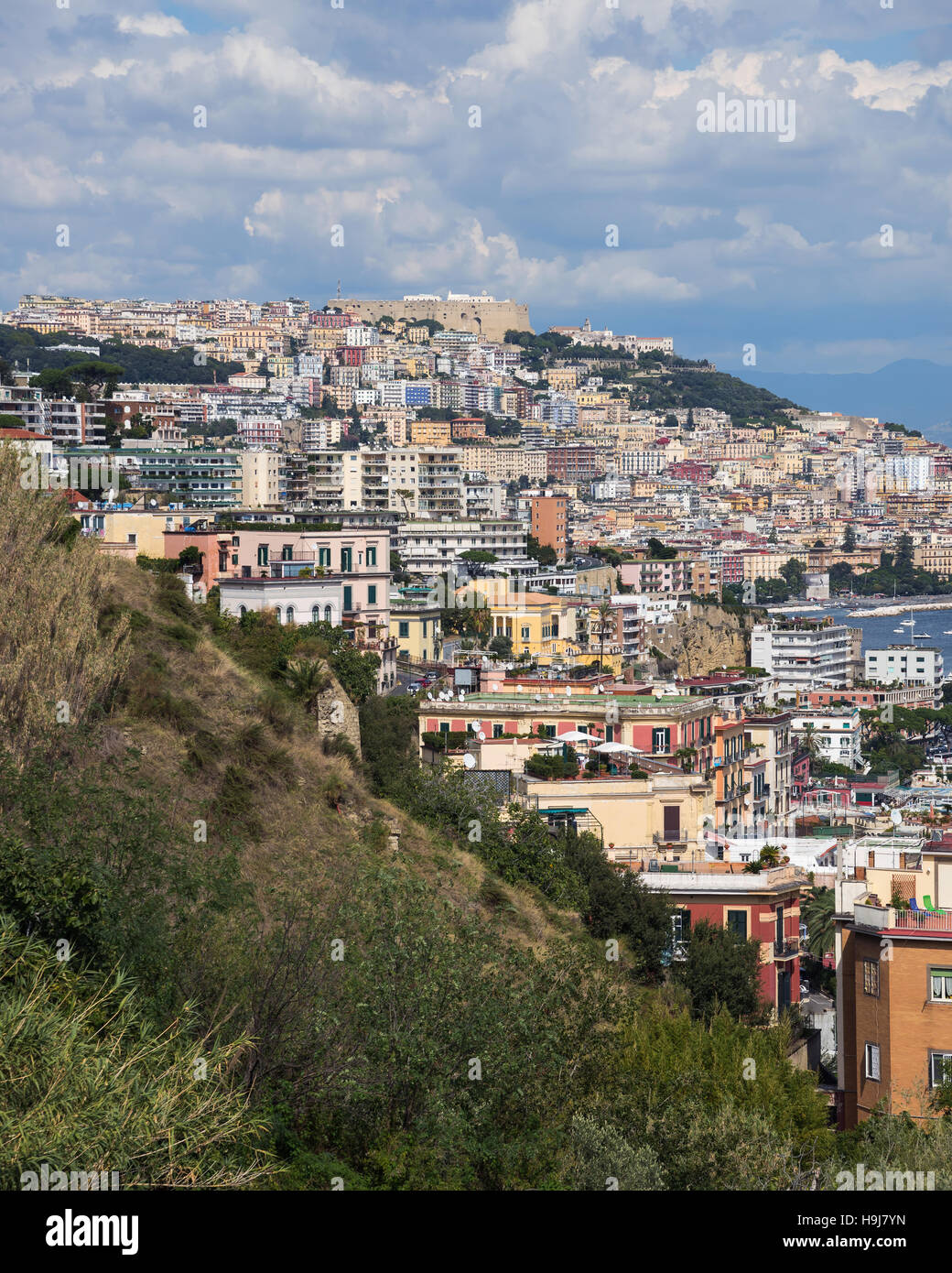 Colorata verticale in alto vista di Napoli, Italia meridionale, Europa Foto Stock