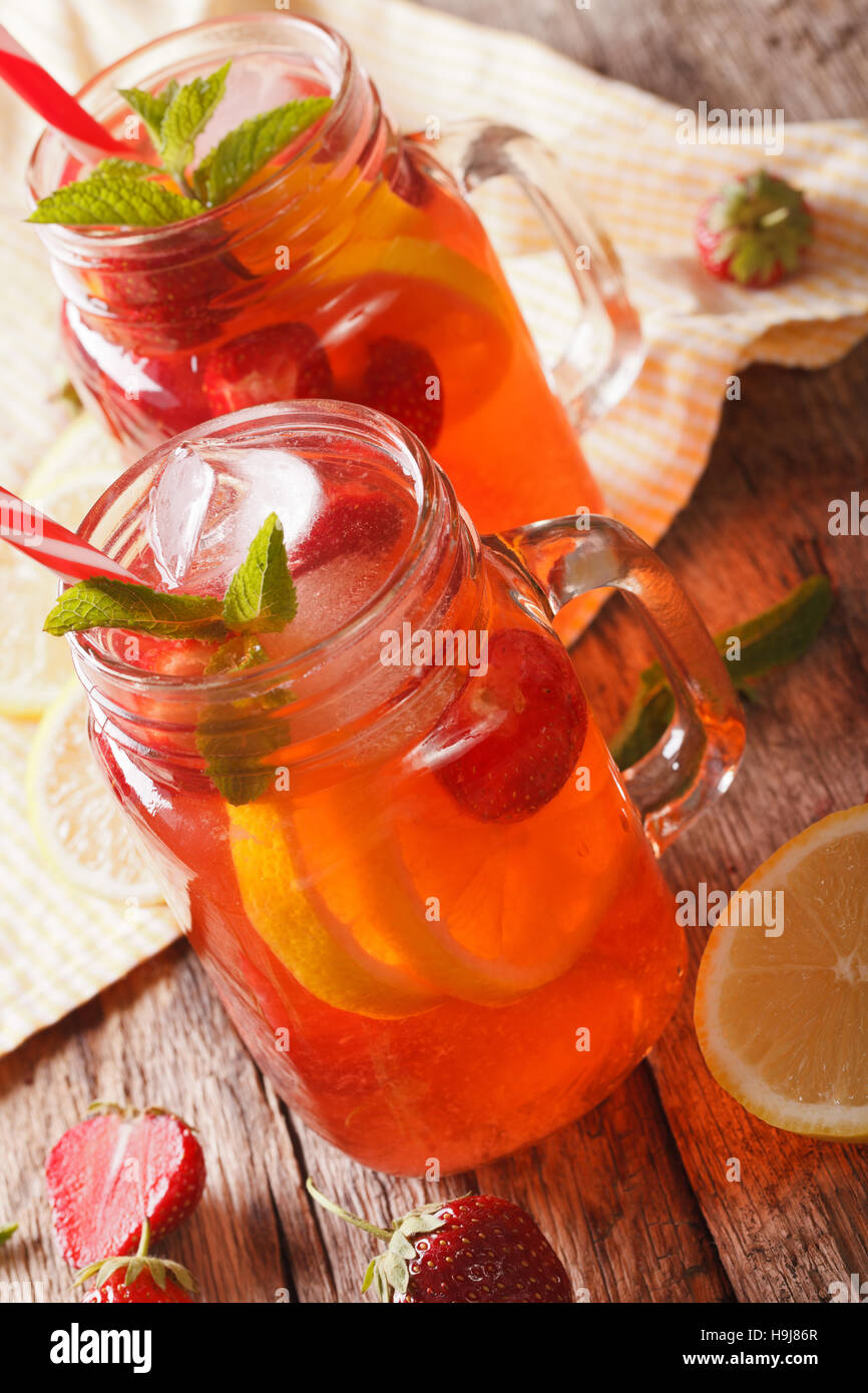 Fragola rinfrescante limonata con la menta vicino fino in un barattolo di vetro sulla vecchia tabella verticale. Foto Stock