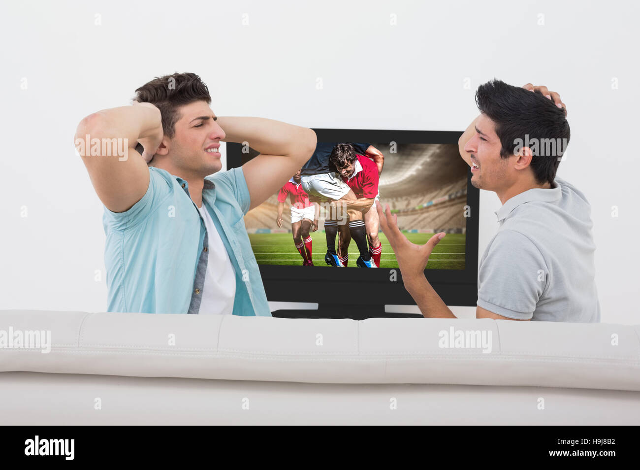 Immagine composita dei delusi tifosi di calcio di guardare la tv Foto Stock