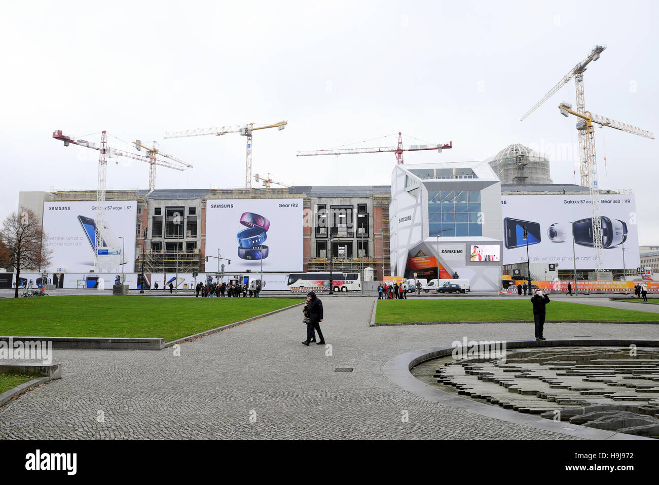 Samsung affissioni fuori Humboldtforum Humboldt Box presso il Berliner Schloss' sito ricostruzione di Berlino KATHY DEWITT Foto Stock