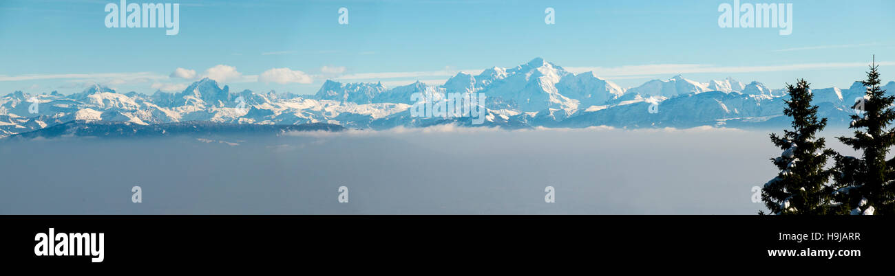 Mont Blanc panorama, vista da Col de la Faucille, Gex, Rhone Alpes, Francia Foto Stock
