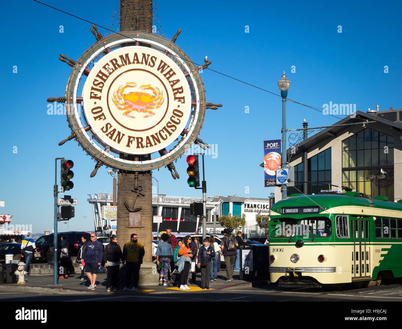 Una vista del famoso Fisherman Wharf segno, con un F-la linea tram di fronte a San Francisco, California. Foto Stock