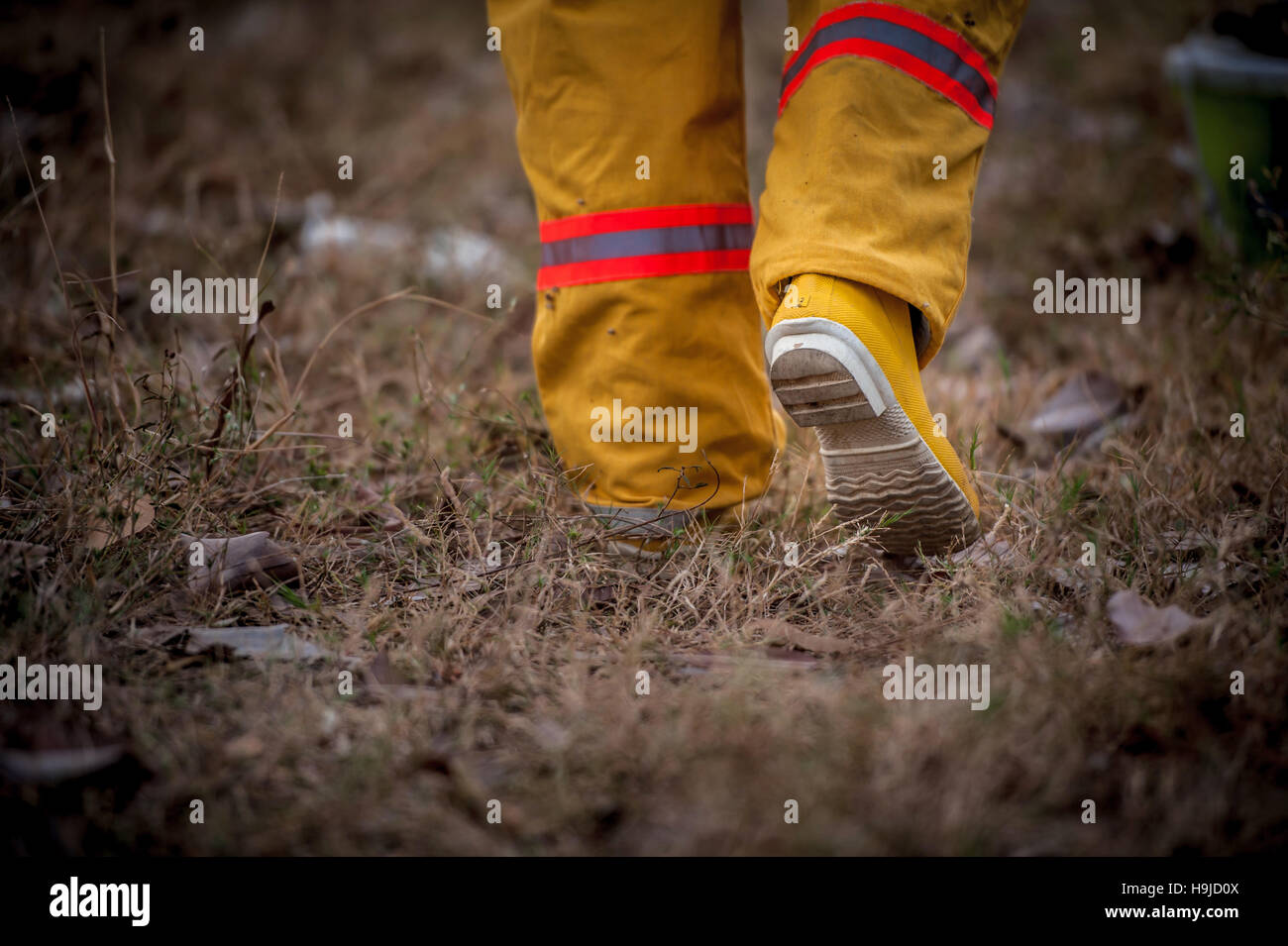 Firefighter suit camminare sull'erba Foto Stock