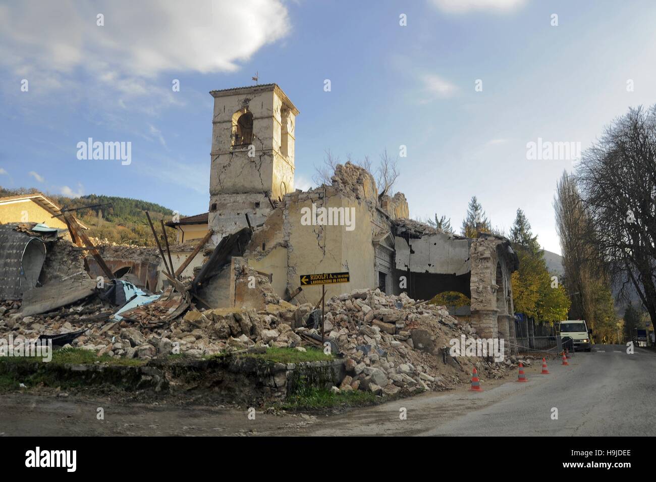 Terremoto nel centro Italia, novembre 2016, la Chiesa dei Santi Andrea e Bartolomeo di Visso, distrutto (regione Marche) Foto Stock