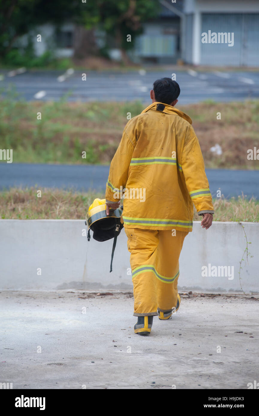 Un abito di vigili del fuoco il loro soddisfare prima del funzionamento Foto Stock
