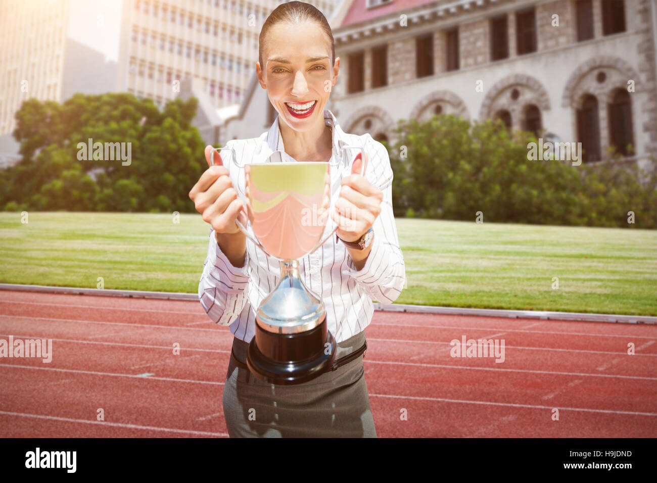 Immagine composita di Imprenditrice di successo tenendo un trofeo Foto Stock