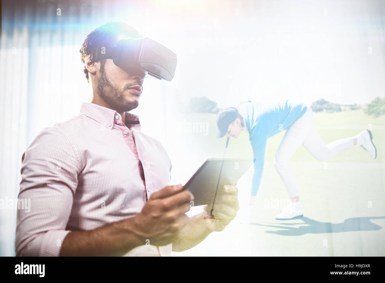 Immagine composita del giocatore di golf femminile di prelevare la pallina da golf Foto Stock