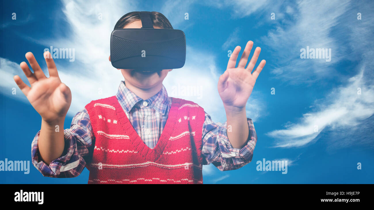 Immagine composita del giovane ragazzo in rosso il ponticello con la realtà virtuale auricolare Foto Stock